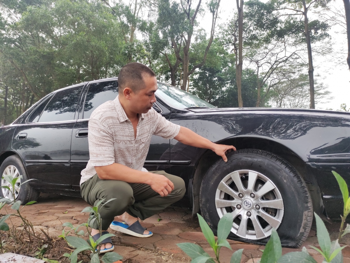 16 xe bị xịt lốp, sơn bẩn: Ô tô đỗ trên vỉa hè hồ Linh Đàm có đúng quy định?
